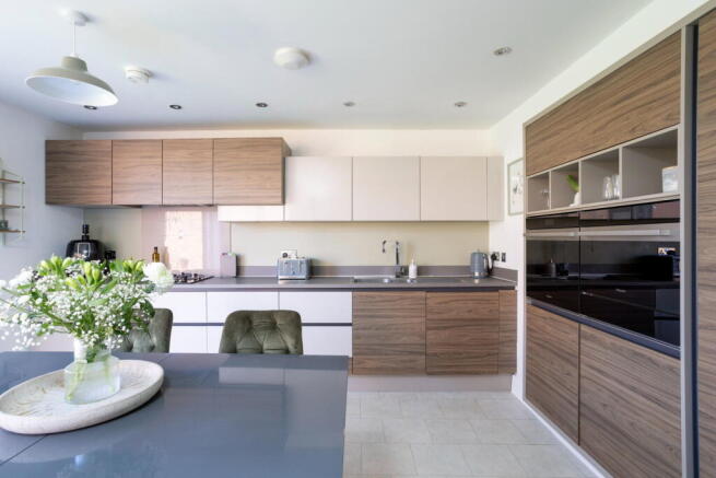 4 bed Detached for sale Image 12