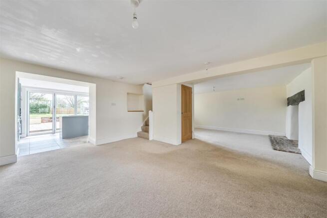 SITTING/DINING ROOM
