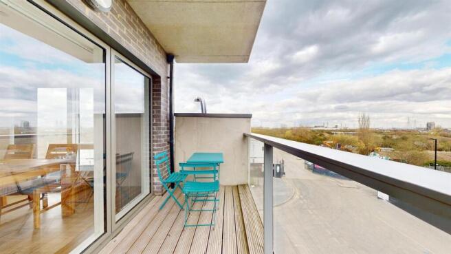 Big Terrace for sale at gallions reach, E16 by bar