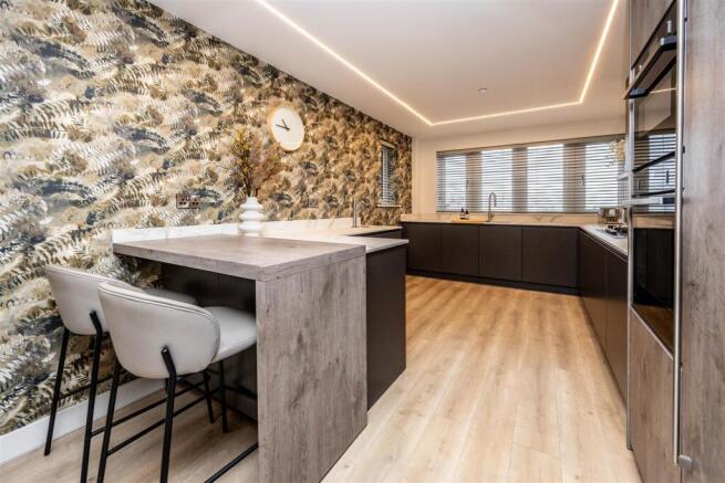 4 bed House for sale Image 6