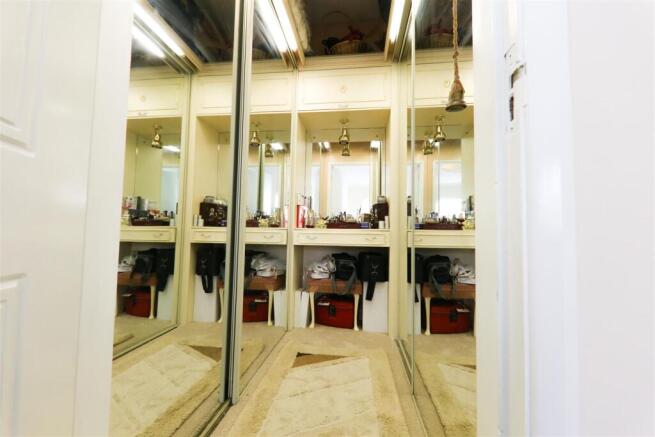 WALK-IN WARDROBE