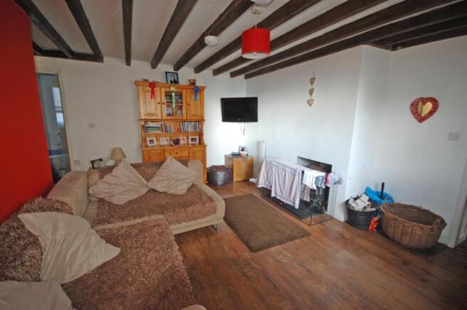 SPACIOUS LIVING ROOM