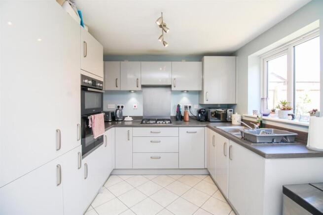 3 bed Semi-Detached for sale Image 3