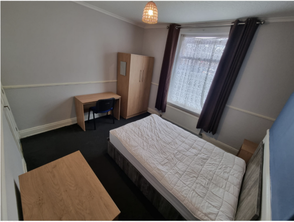 4 bed House to rent Image 5