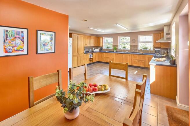 5 bed Detached for sale Image 11