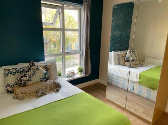 room-3-29-barnsdale-avenue-e14-9wr-993730