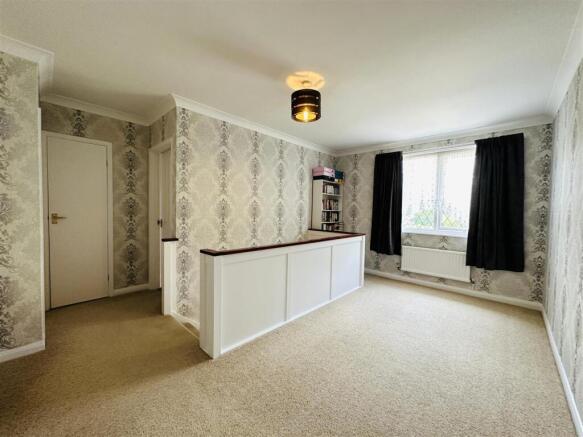 5 bed Detached for sale Image 11