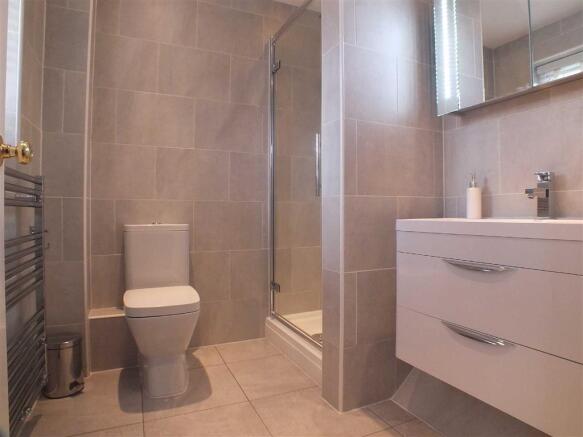 SHOWER ROOM EN SUITE