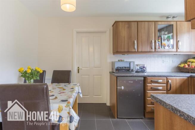 KITCHEN / BREAKFAST ROOM: