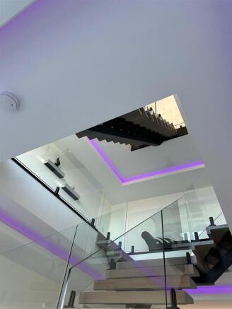 6 bed Detached for sale Image 4