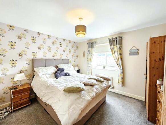 4 bed Semi-Detached for sale Image 8