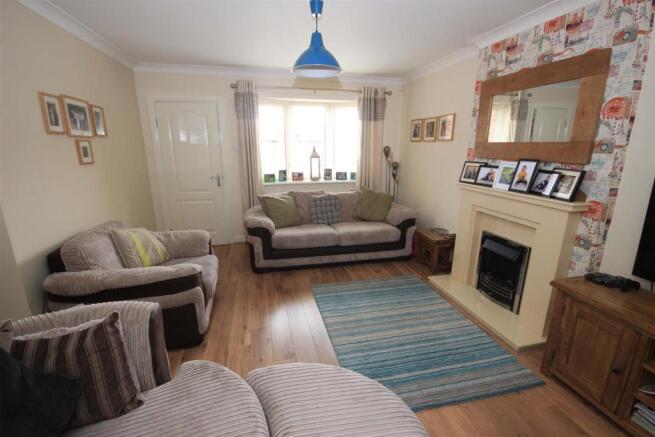 OPEN PLAN LIVING/ DINING ROOM