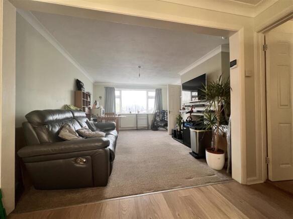 Lounge/Dining Room: