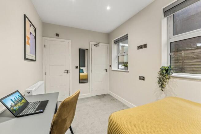 Room 5 - Ensuite