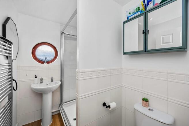 En-suite to bed 1