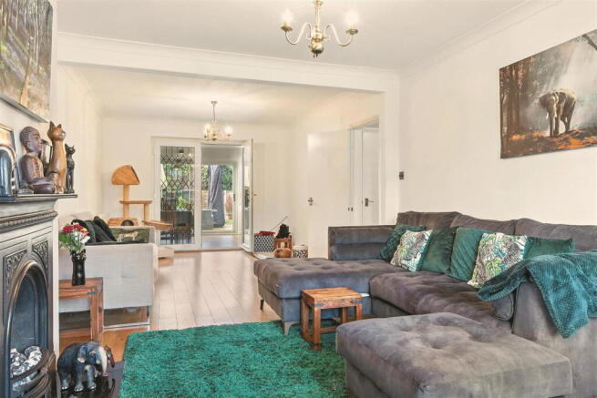 St. Laurence Drive, Broxbourne photo 4