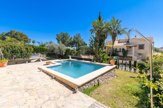 Great opportunity in Alcanada: semi-detached villa in one of the best areas of Mallorca with sea views.