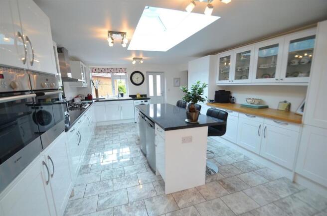 Open Plan Living/Dining Kitchen