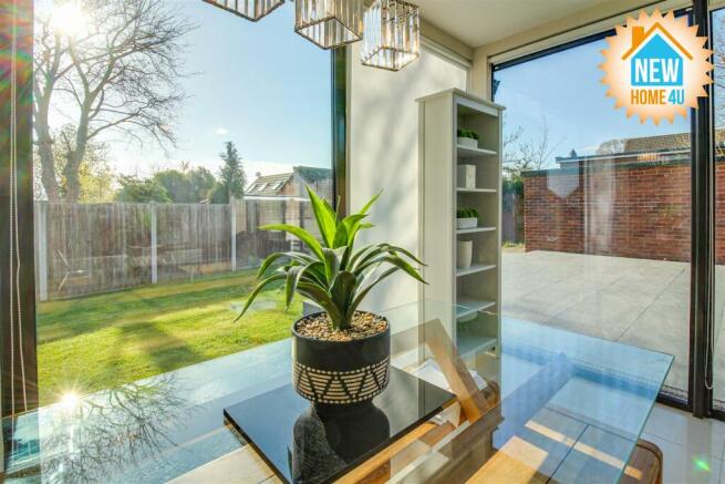 KITCHEN/ DINING: