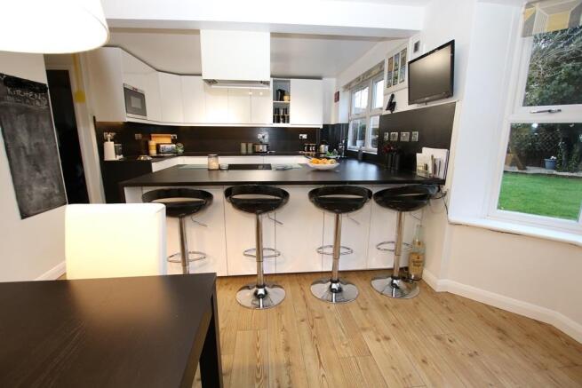 KITCHEN FAMILY ROOM