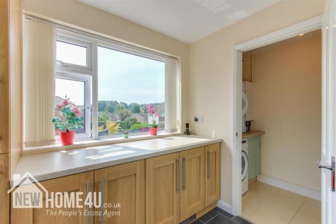 KITCHEN / DINING: