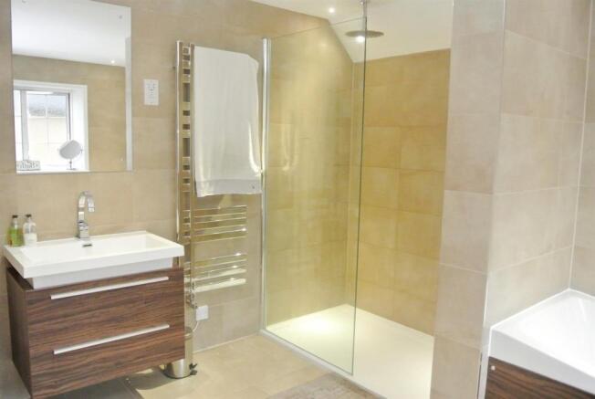 Family Bathroom1.JPG