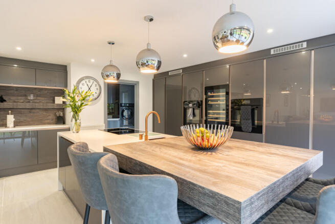 7 bed Detached for sale Image 9