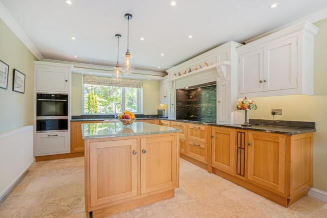 4 bed Detached for sale Image 6