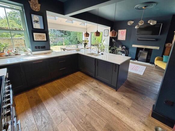 4 bed Semi-Detached for sale Image 11