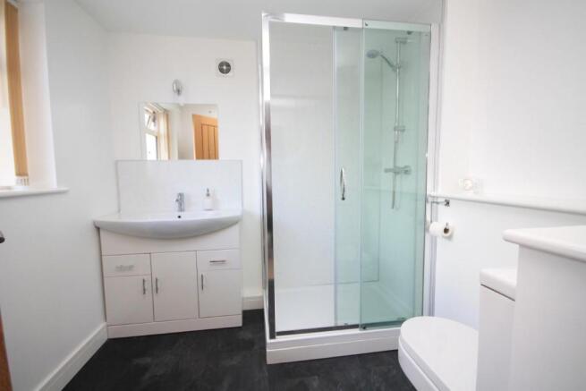 EN-SUITE SHOWER ROOM