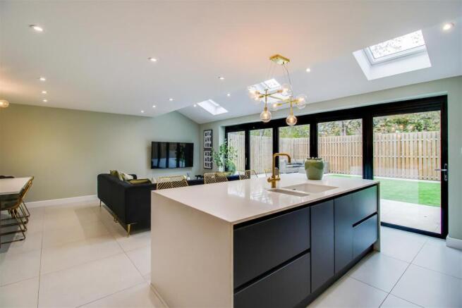 5 bed Detached for sale Image 5
