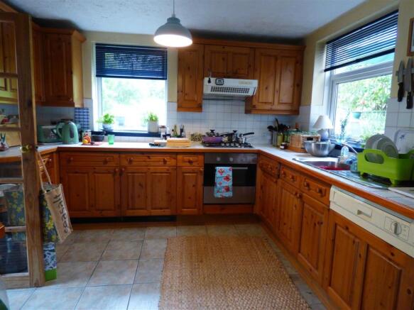 KITCHEN/BREAKFAST
