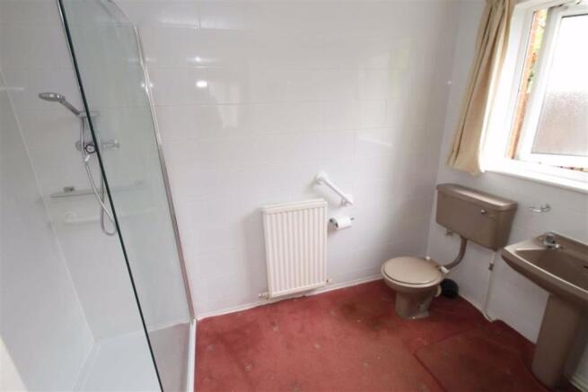 EN-SUITE SHOWER ROOM