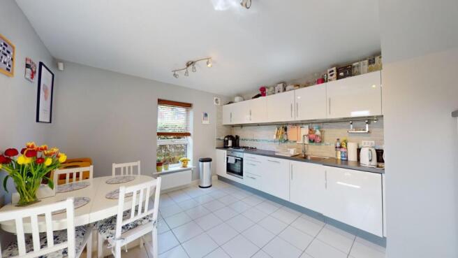 4 bed Semi-Detached to rent Image 4