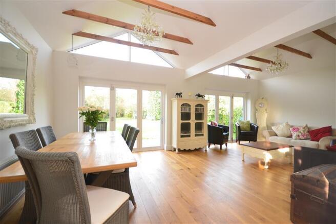 Lounge / Dining Area