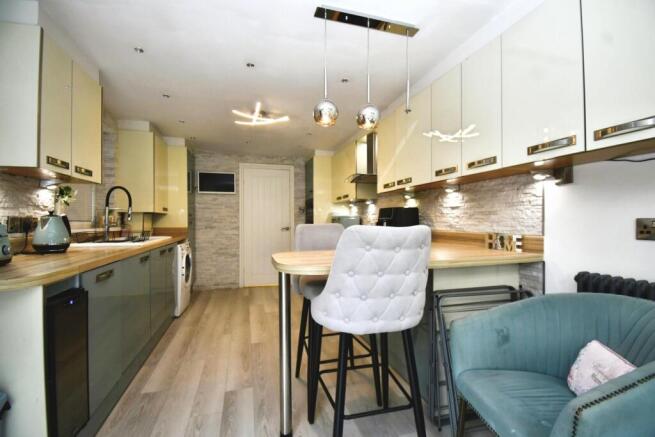 3 bed Garages for sale Image 12