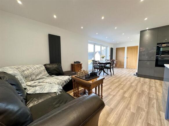 5 bed Detached for sale Image 5