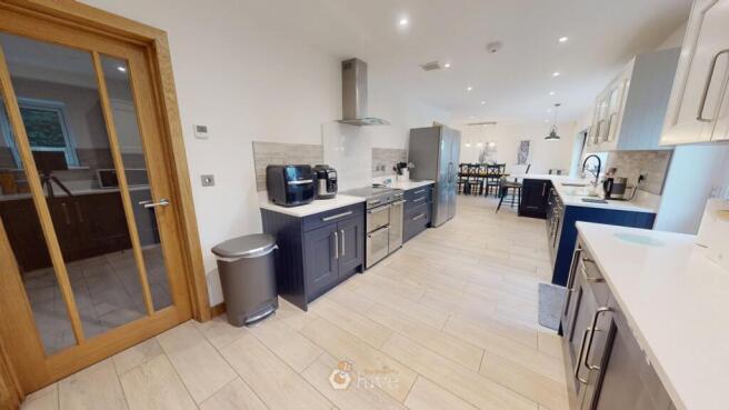 5 bed Detached for sale Image 8