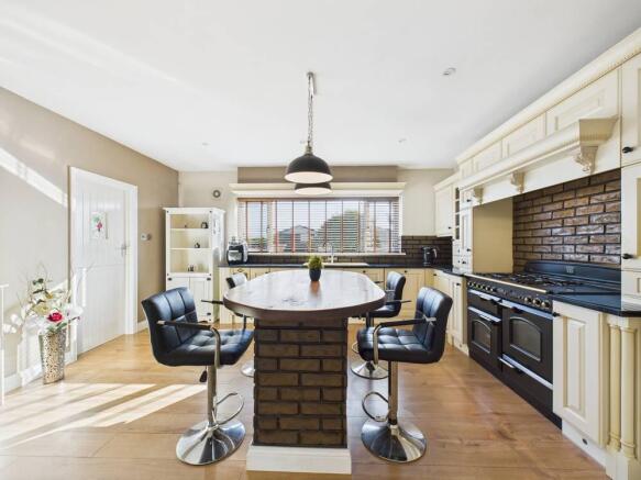 5 bed Detached Bungalow for sale Image 6