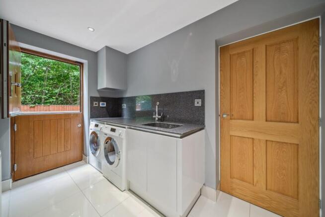 6 bed Detached for sale Image 12