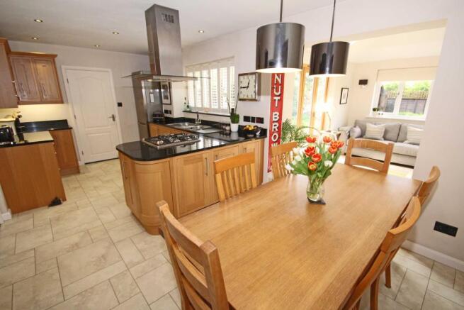KITCHEN/DINING ROOM