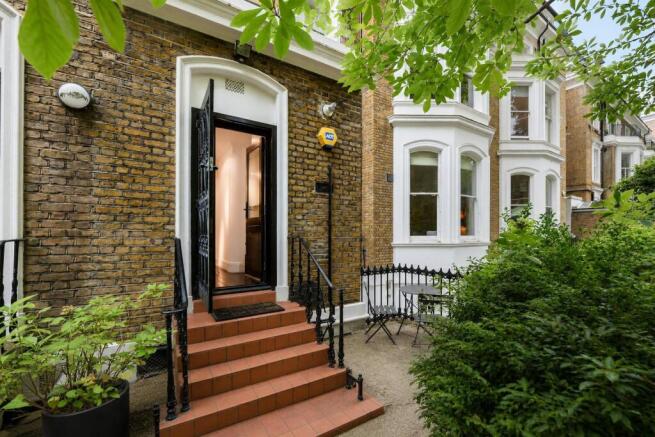 outside area direct access to communal gardens.jpe
