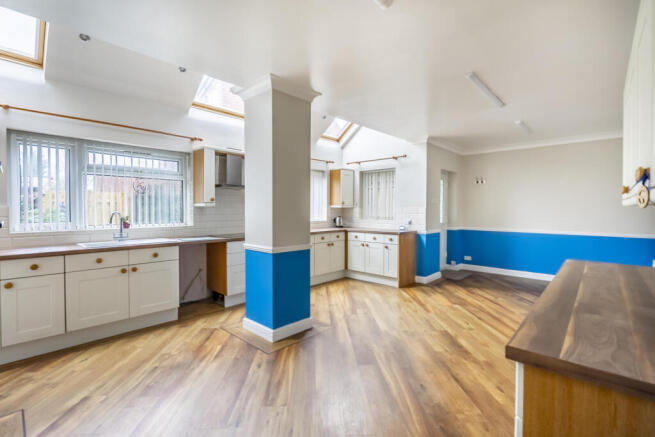 6 bed Semi-Detached for sale Image 5