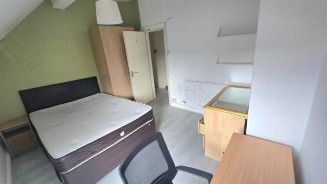 Bright, tidy single bedroom with a comfortable ...