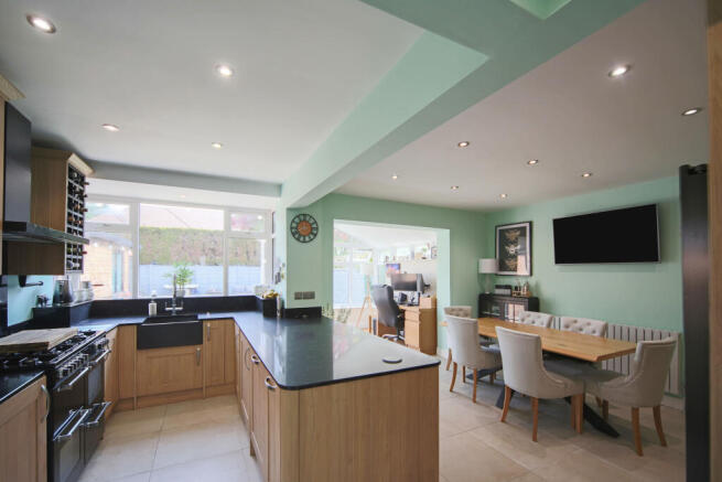 Kitchen/ Dining Room