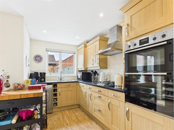 KITCHEN/DINING