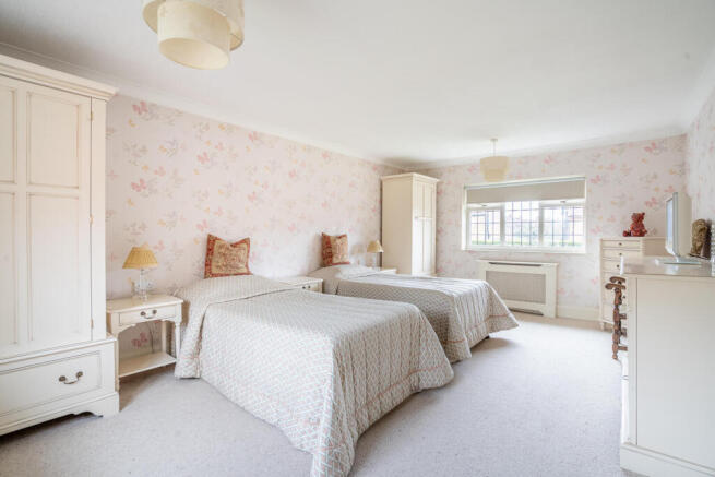 5 bed Detached for sale Image 10
