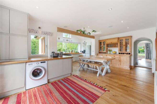 5 bed Bungalow for sale Image 10