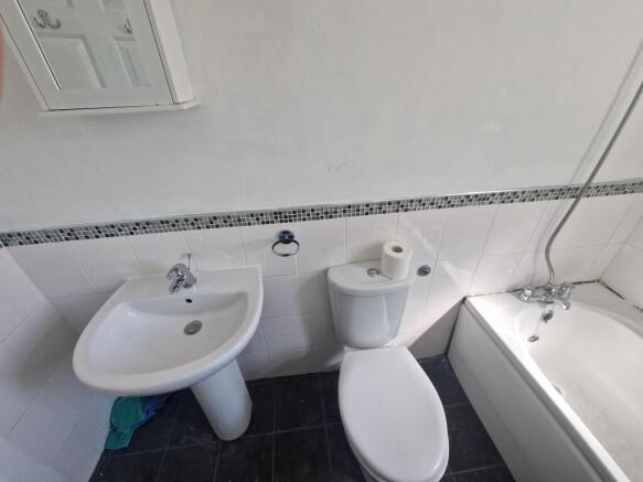 2 bed Terraced to rent Image 7