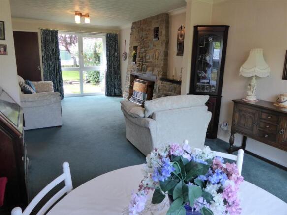 LOUNGE/DINING ROOM